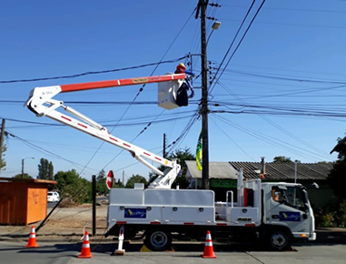 Faena con Hidroelevador en líneas energizadas de alta tención
